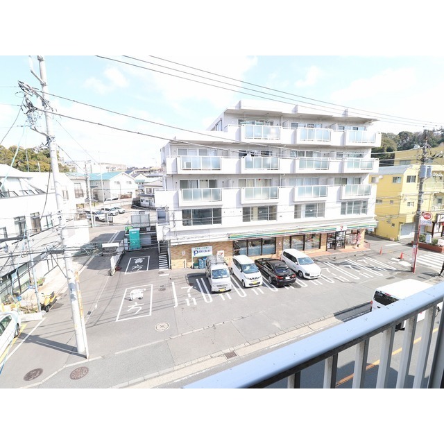 側面窓からの眺望・目の前にコンビニがあり